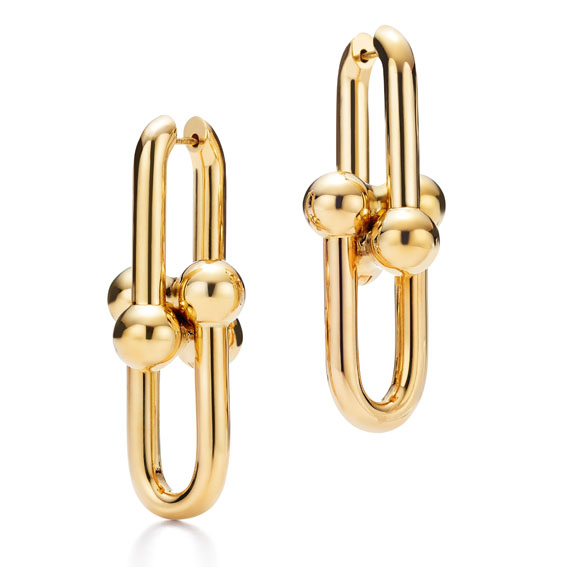 Tiffany Hard Wear系列,鏈結設計18K金耳環,153,000元。